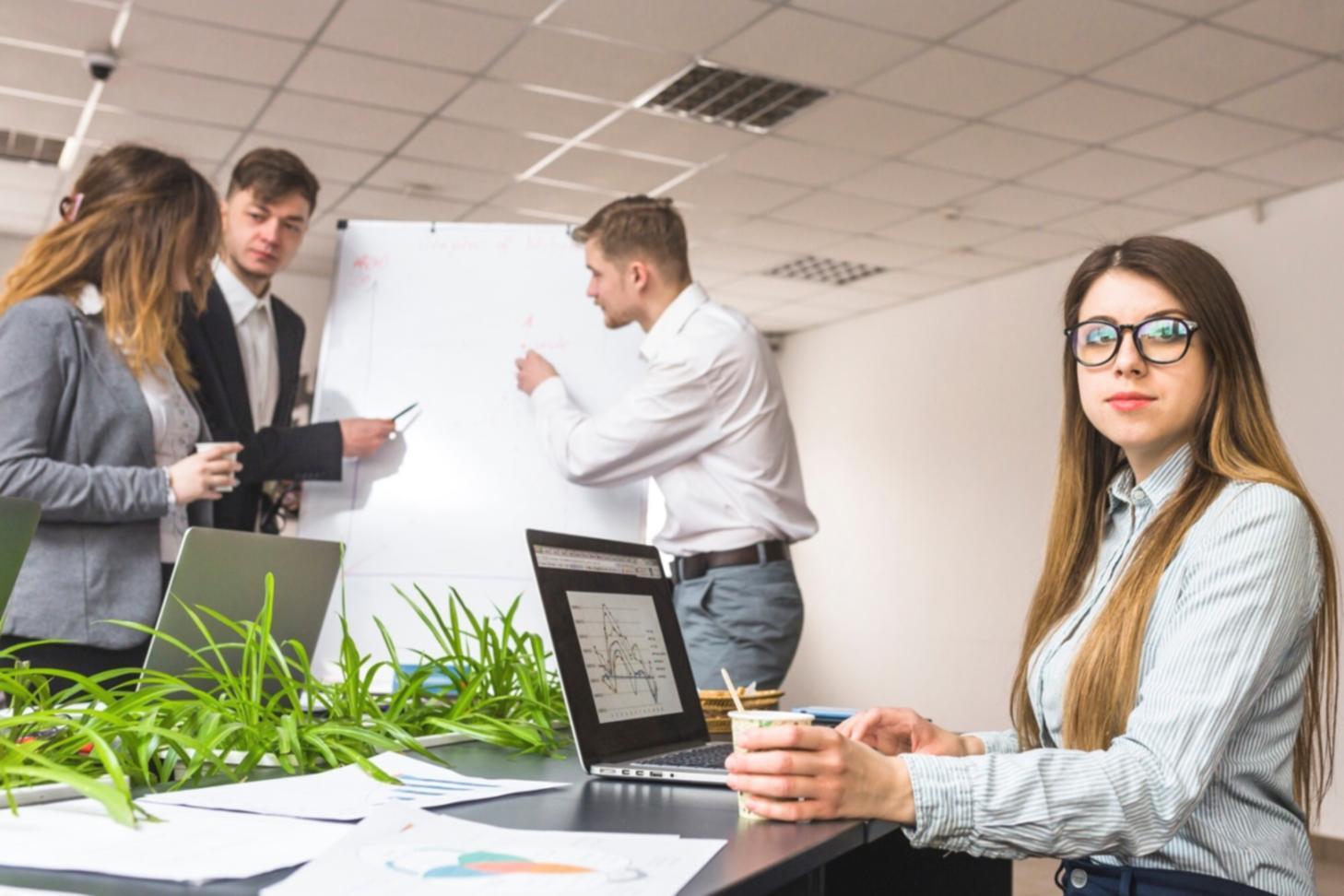 Finanzplanung Workspace mit Dokumenten und Grafiken